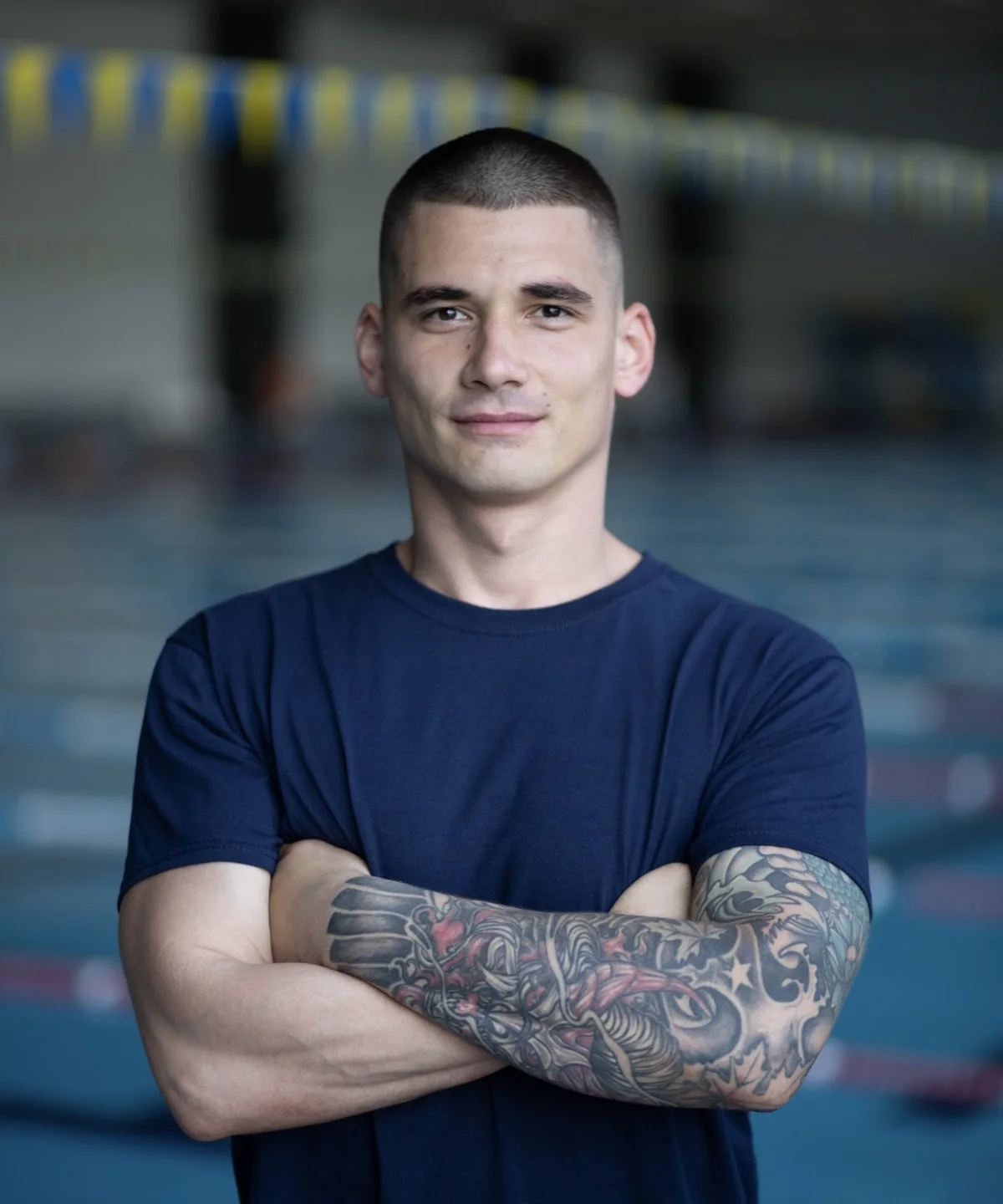 Тренер з плавання Богдан Гриненко біля басейну
